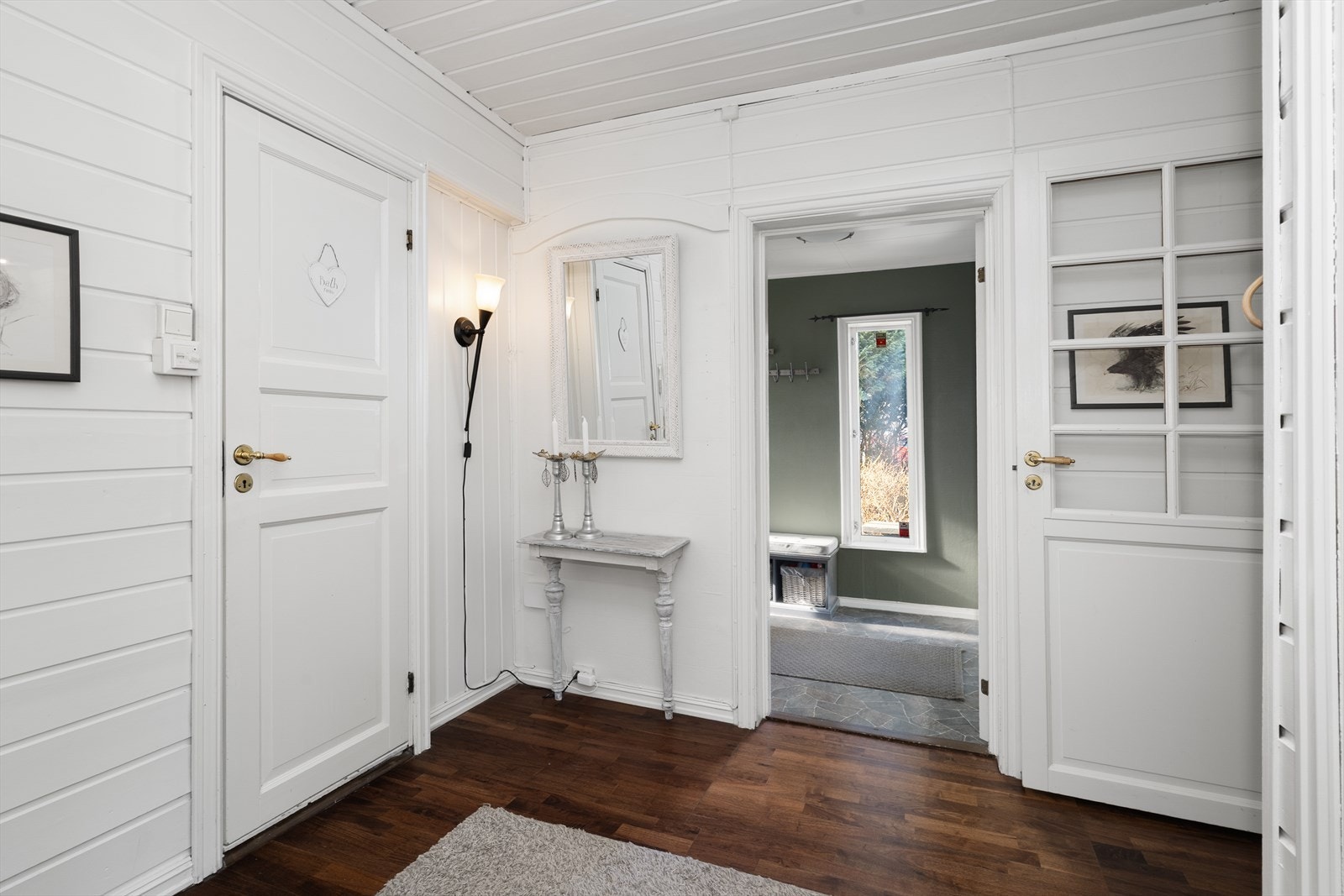Fra hallen er det adkomst til badet, samt inn til stuer og kjøkken. Galleribilde