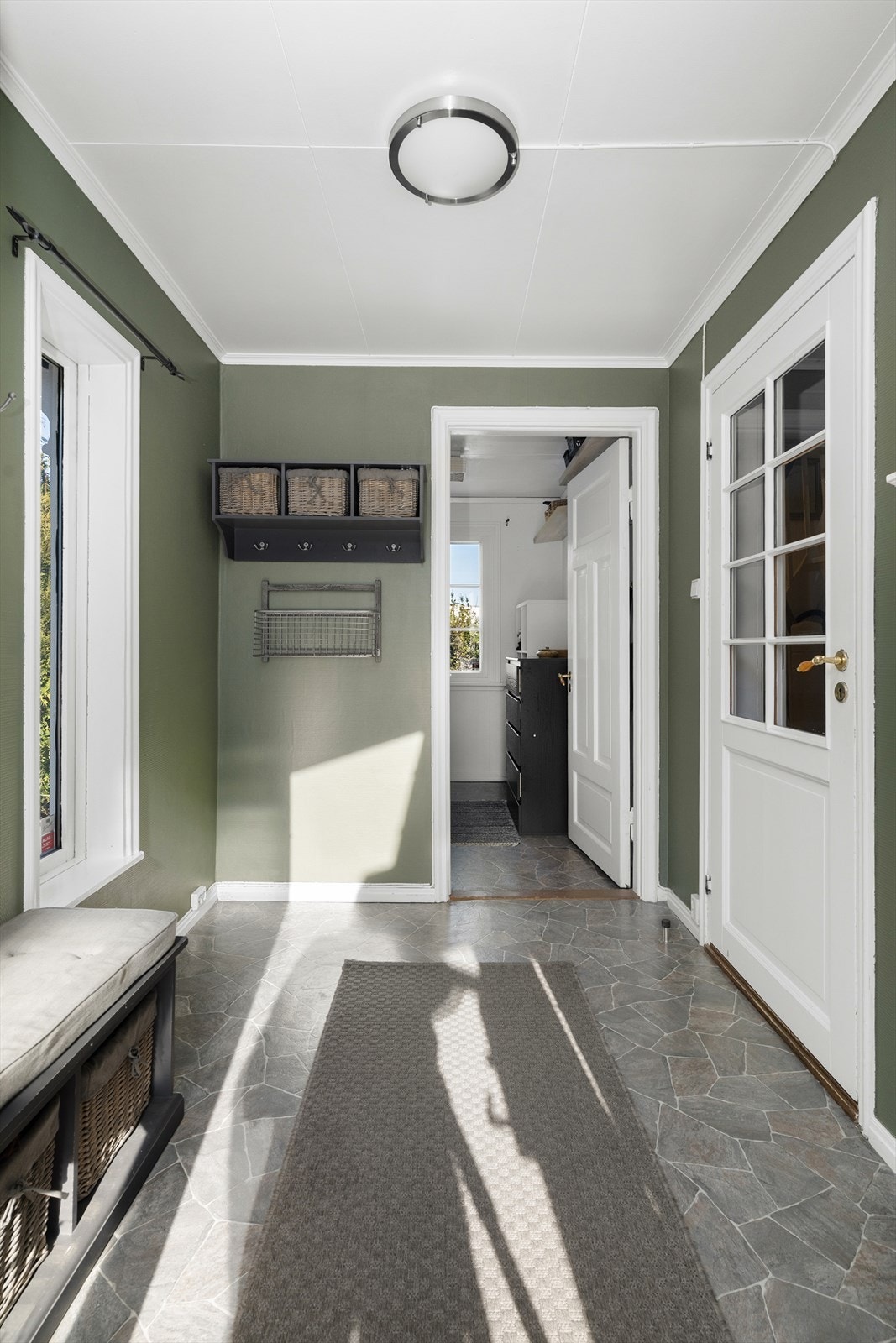 I entrèen er det god plass til sko- og ytterklær, og det er glassdør inn mot hallen med trapp opp til 2. etasje. Galleribilde