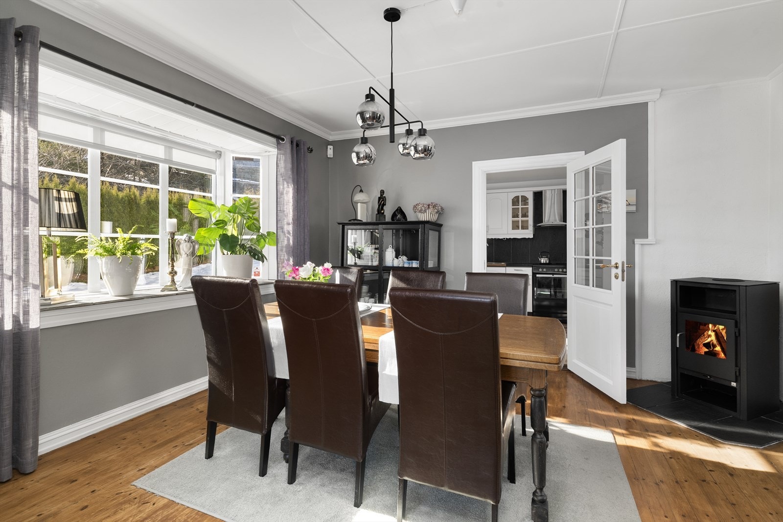 Spisestua har vedovn med glassdør fra 1995. Stuene har vindusflater på flere sider for godt lysinnslipp, med dype vindusposter som gir god plass til planter og pynt. Galleribilde