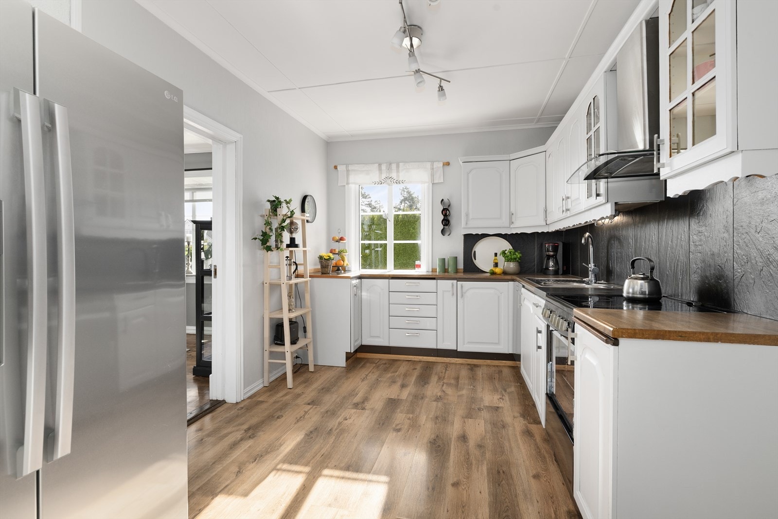 Kjøkkenet har innredning med god oppbevaringsplass i skuffer og skap. Galleribilde