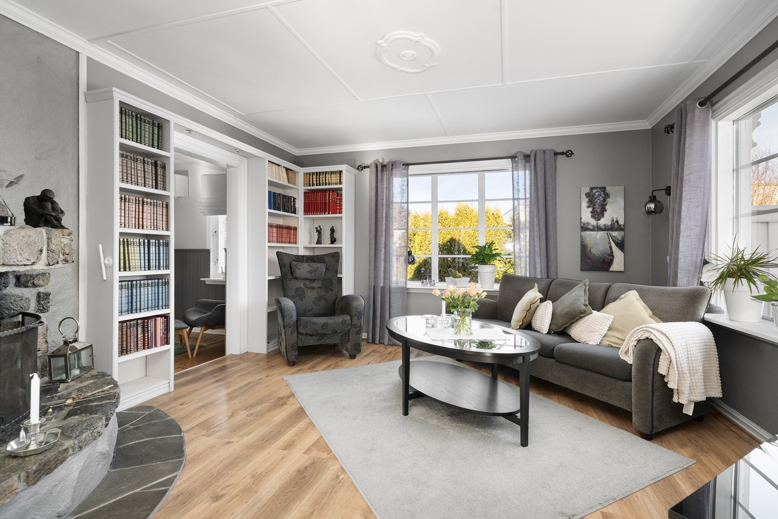 Her er det også en skreddersydd bokhylle for god utnyttelse av plassen. Galleribilde