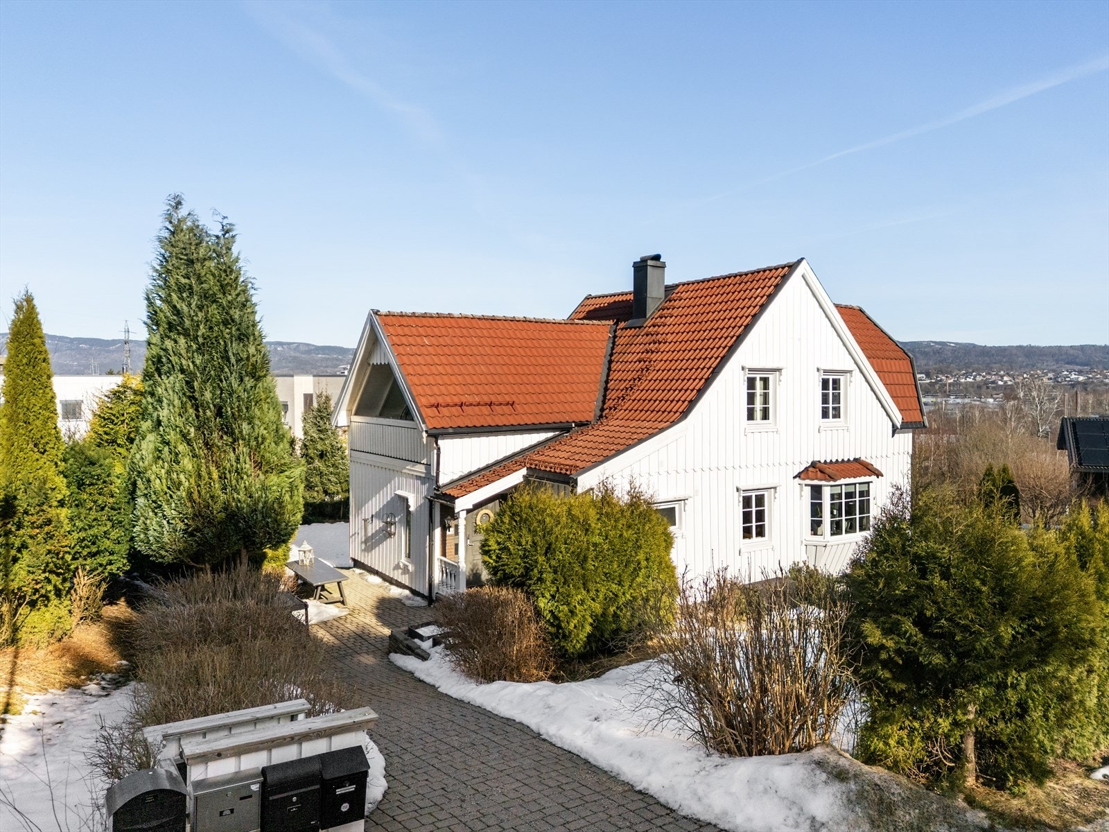 Boligen ligger sentralt til på Bakkane i Skien, med kort vei til skoler, barnehage, dagligvare, Herkules Kjøpesenter og Skien sentrum. Galleribilde