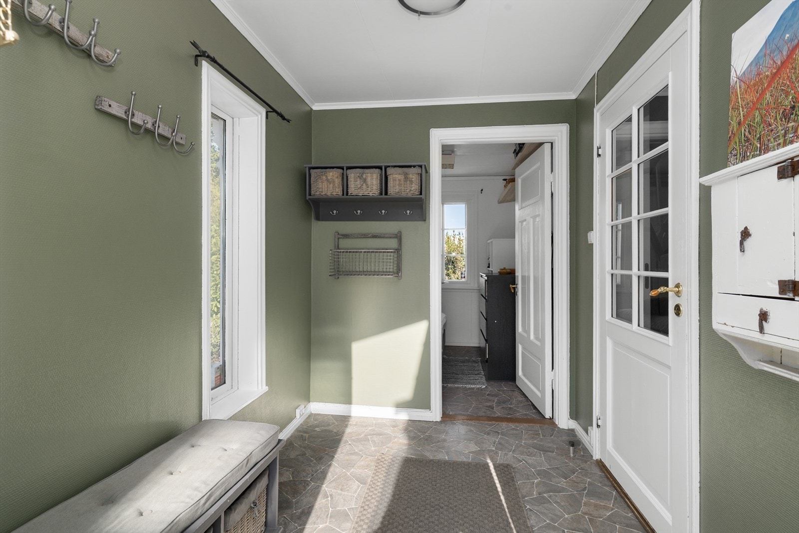 Med adkomst fra det hyggelige inngangspartiet kommer man inn i boligens romslige gangarealer. Galleribilde