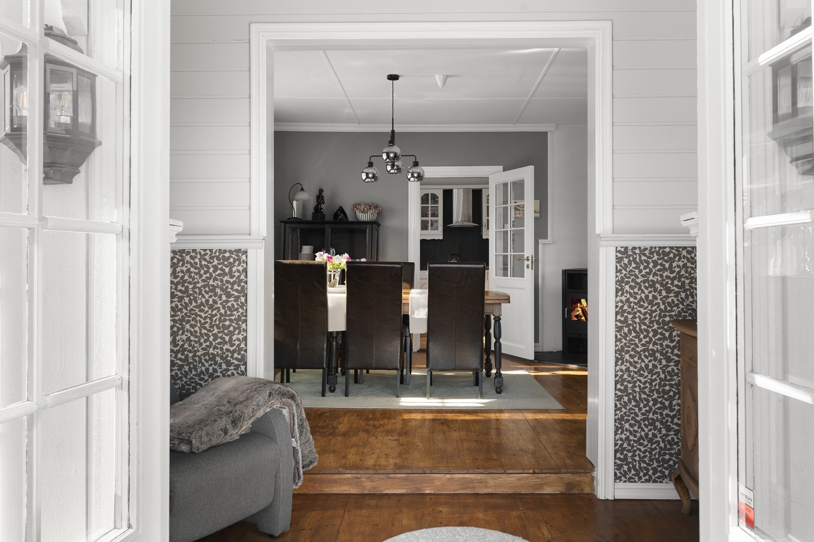 Fra vinterhagen tilliggende spisestua er det doble glassdører ut mot den flotte terrassen. Galleribilde