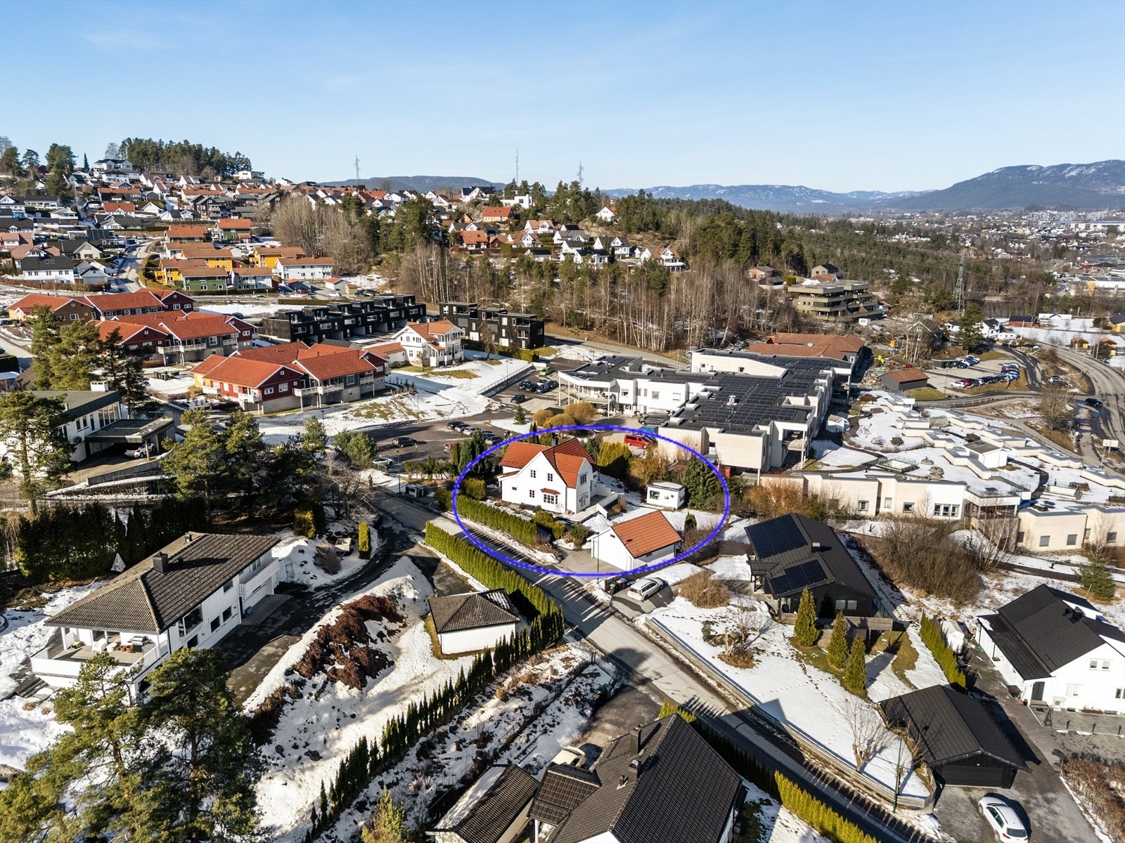 Både tak og undertak er ca. 40 år gammelt, og har en pågående vannlekkasje som bør utbedres. Utskifting av tak anbefales. Galleribilde