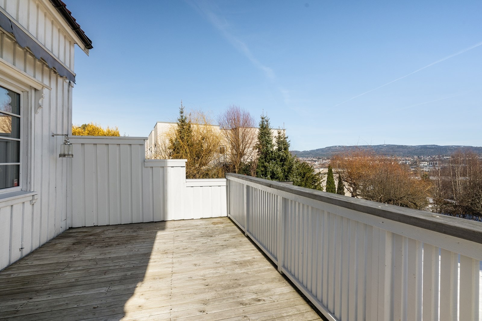 Mot sydøst er det opparbeidet en flott terrasse med rekkverk og levegg, hvor det er god plass til diverse utemøbler. Galleribilde