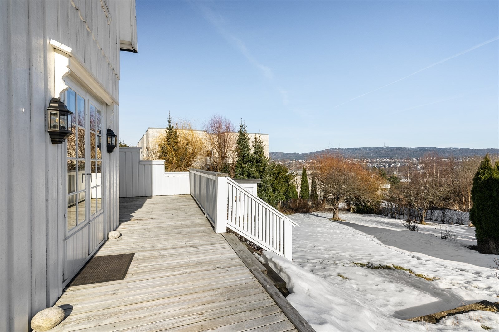 Fra terrassen er det nydelig utsikt inn mot byen og over mot fjellområdene rundt Vealøs. Galleribilde