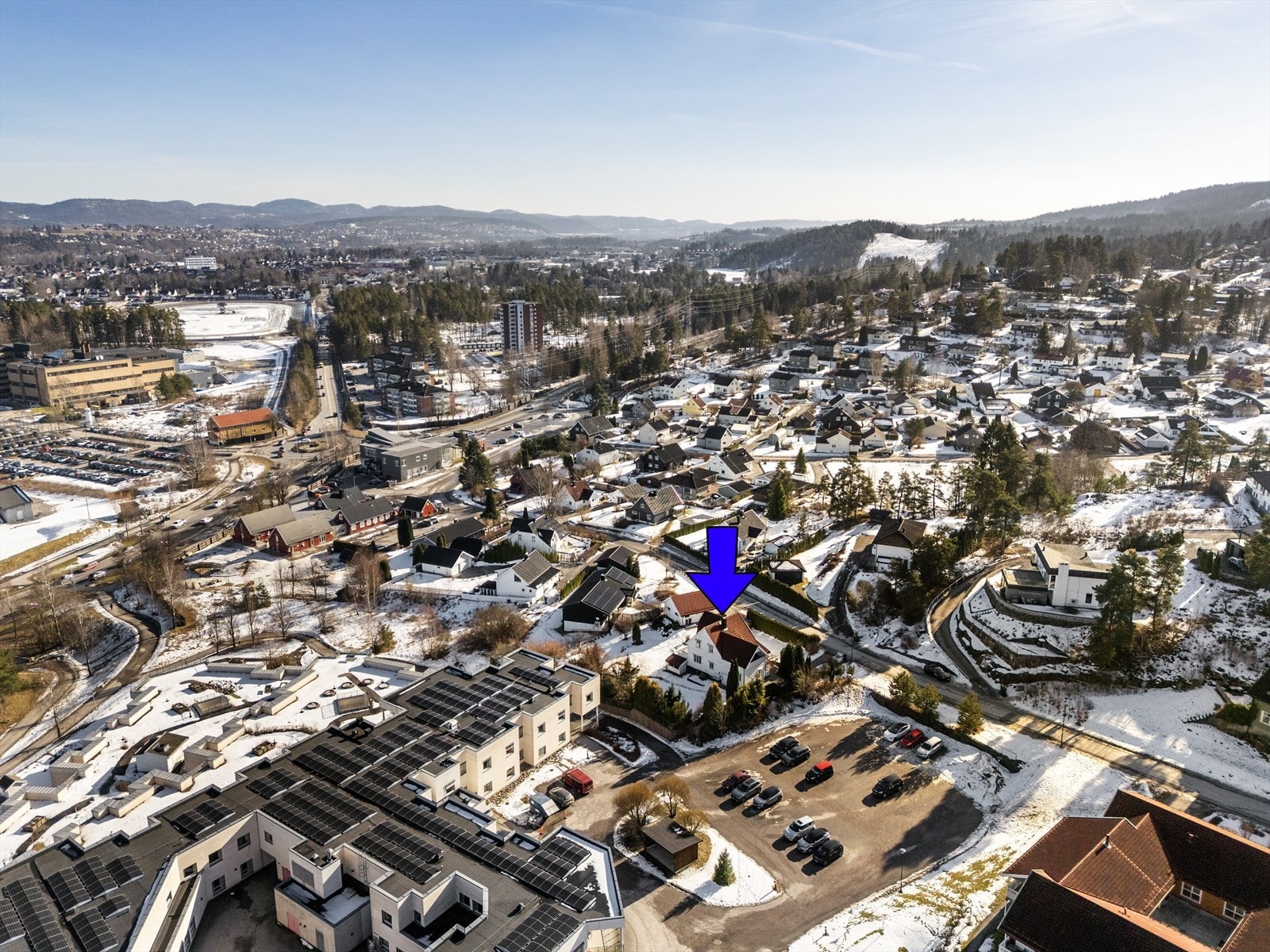 I nærområdet finner du Herkules Idrettsanlegg med bredt aktivitetstilbud og Skien Fritidspark med blant annet svømmehall, klatrepark og lysløype m.m. Galleribilde