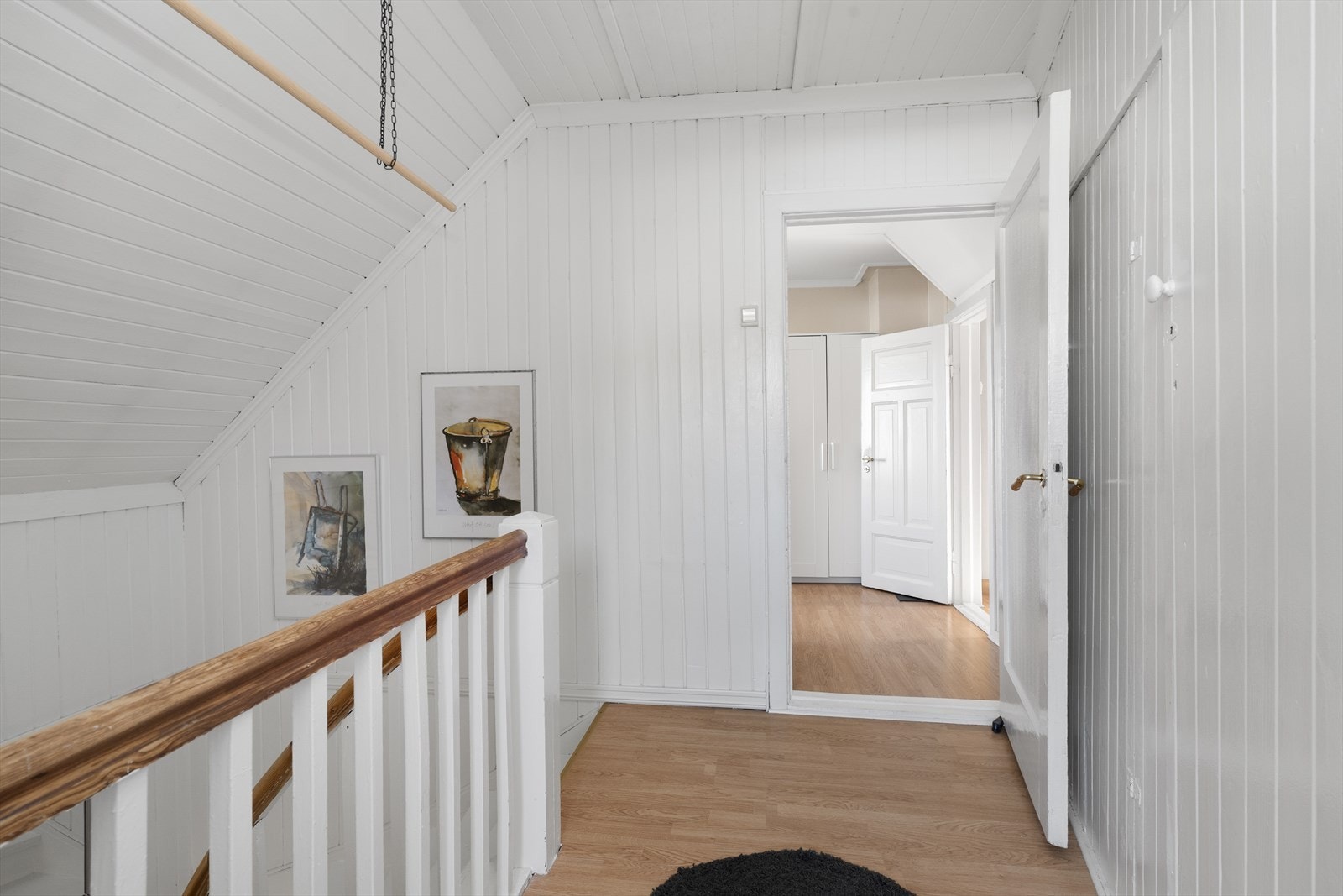 I 2. etasje er det en lys trappegang med tilliggende bodplass. Nytt sikringsskap fra 2017 med automatsikringer er plassert inne i boden. Galleribilde