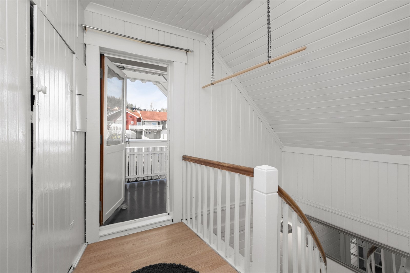 Fra gangen er det adkomst ut til en inntrukket balkong som ligger solrikt til mot vest, hvor det er fin plass til møblering. Galleribilde