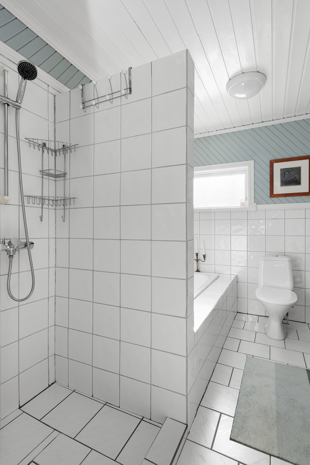 Badet er også innredet med toalett som er byttet i 2024. Renovering av bad må påregnes. Galleribilde
