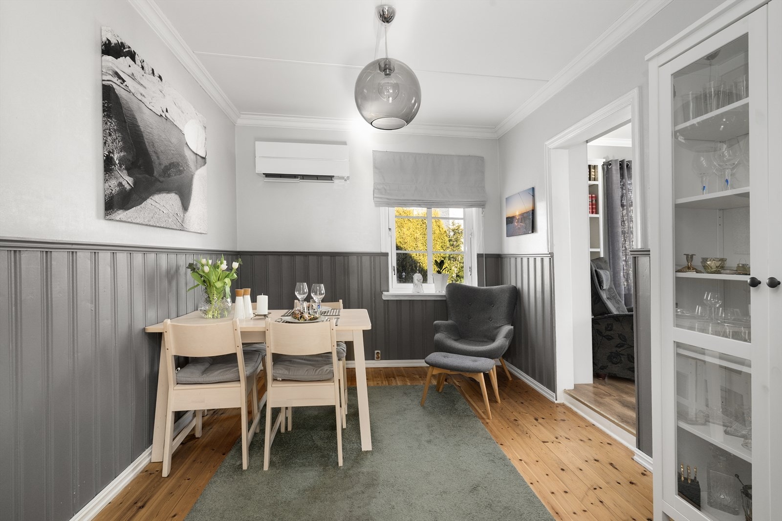 Inntil kjøkkenet er det en god spiseplass hvor det er installert varmepumpe i 2020 for en jevn og behagelig varme. Galleribilde