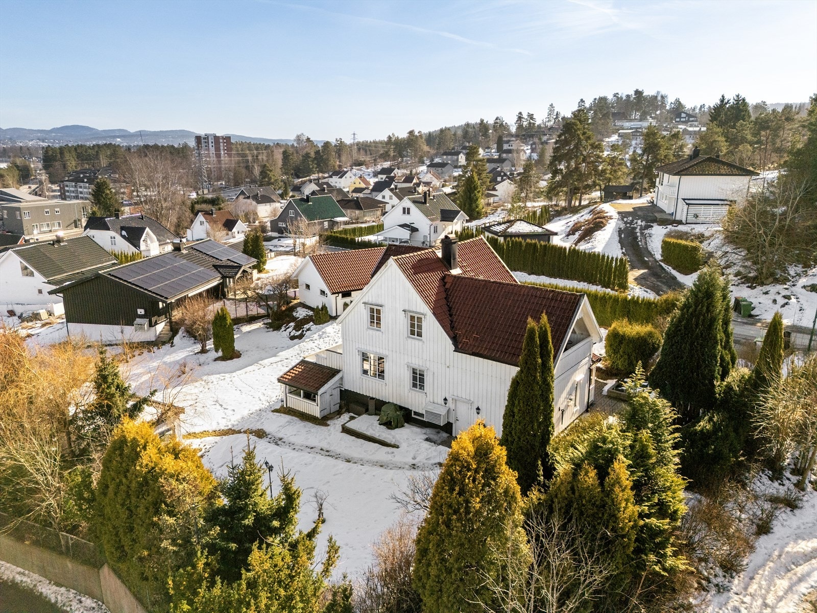 Det er etablert hekk i store deler av tomtegrensa som en fin innramming rundt eiendommen. Galleribilde