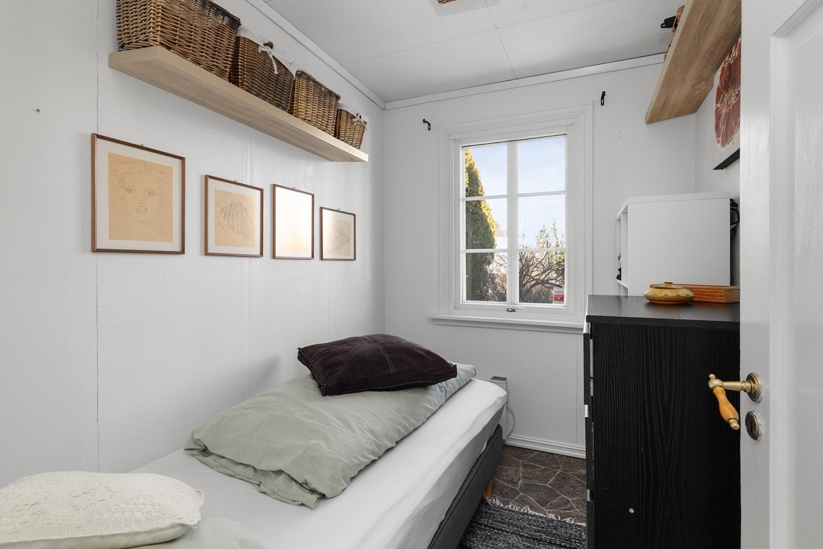 Inntil entrèen er det etablert et lite soverom som opprinnelig er bod og som selger helt inntil nylig har benyttet som bod
Soverommet er innredet og omgjort uten at dette er søkt om og uten at nødvendig godkjennelse er gitt av kommunen. Galleribilde