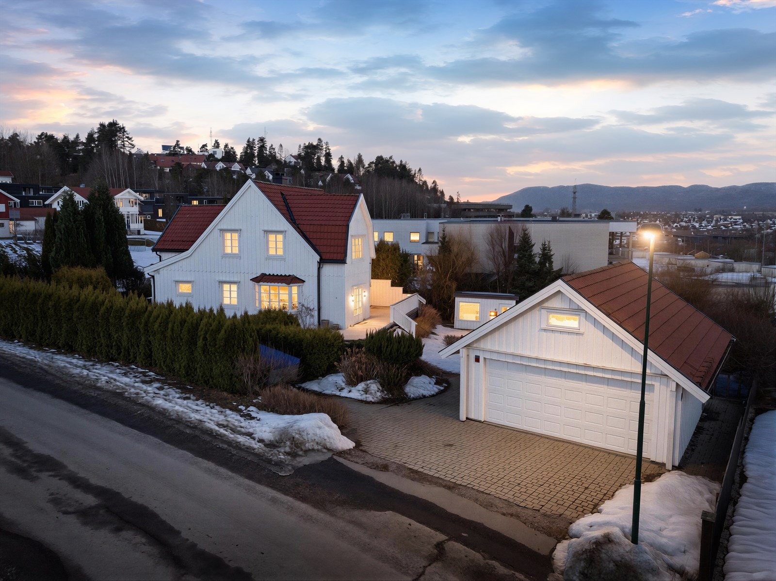 Tiltalende og innholdsrik enebolig med dobbel garasje og nydelige uteplasser på flere sider av boligen. Galleribilde
