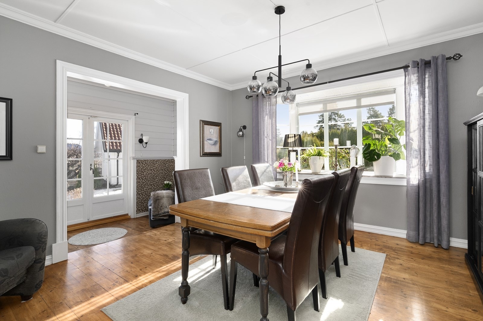 I spisestua er det plass til en raus spisegruppe og annen mindre møblering. Galleribilde