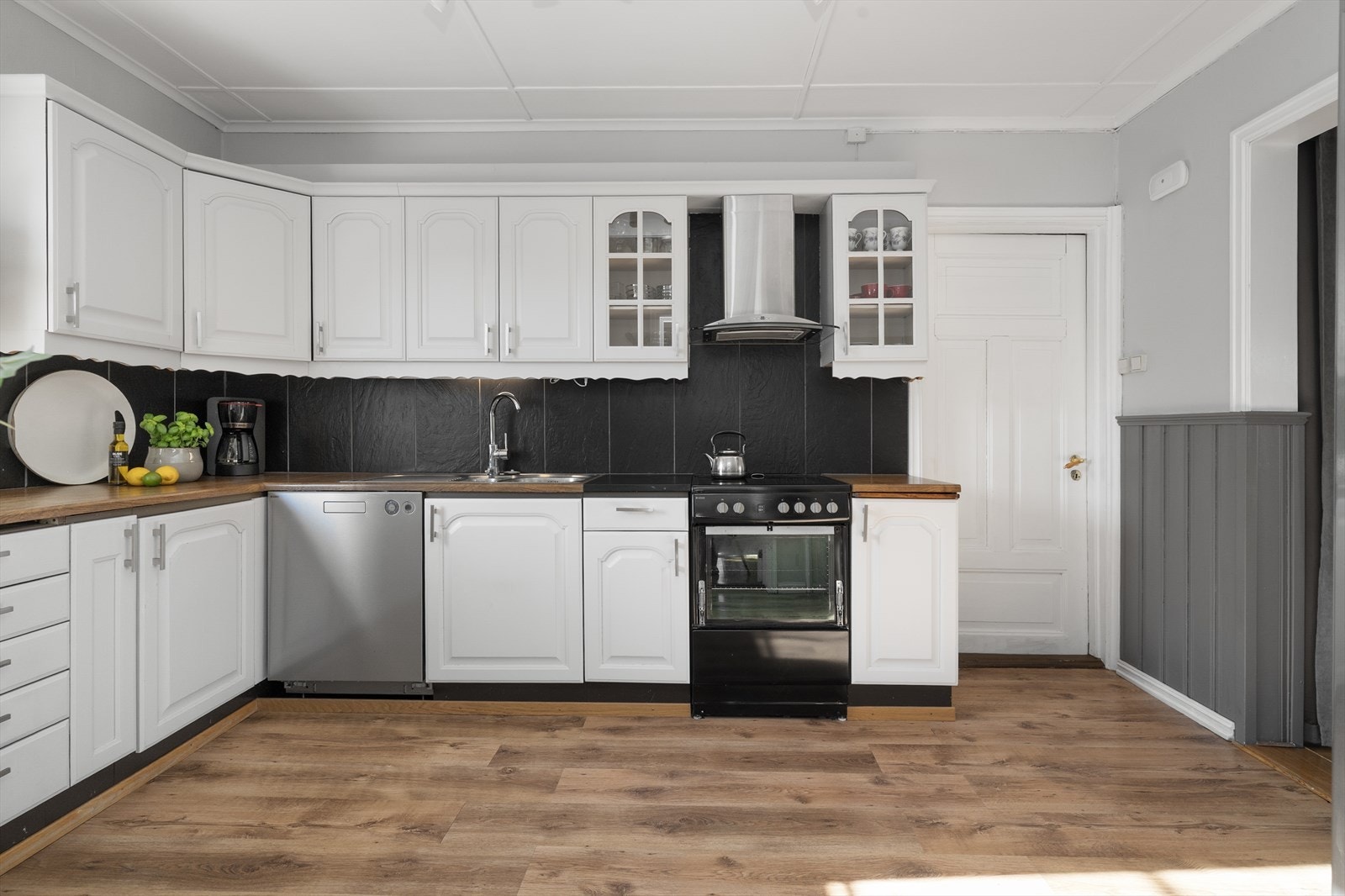 Kjøkkenet har adkomst ut til gangen. Galleribilde