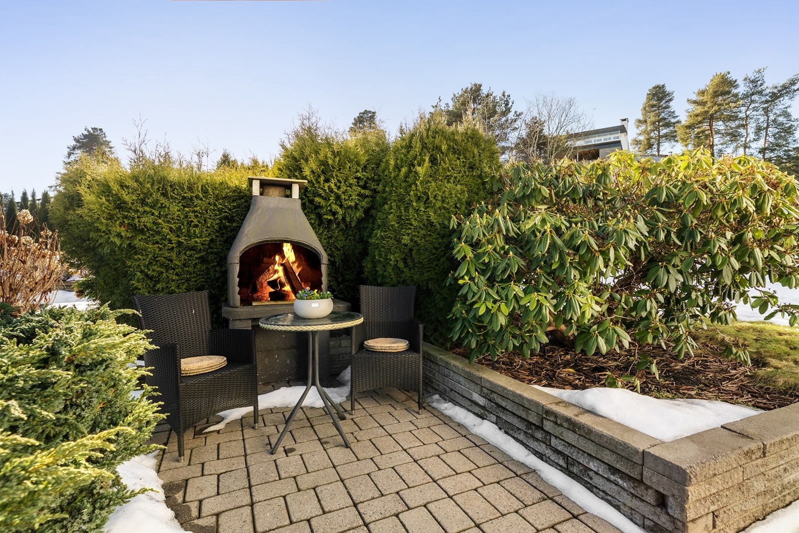 Det er også opparbeidet en nydelig uteplass med utepeis som er fint innrammet med barkbed og flotte prydbusker. Galleribilde