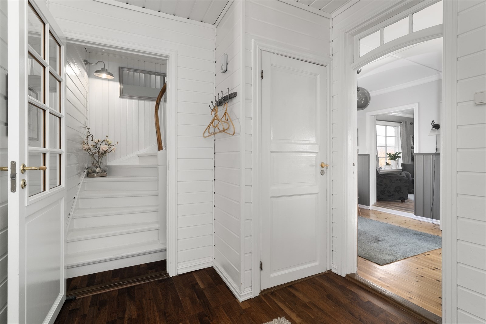 Her er det også dør med adkomst ned til kjelleretasjen. Galleribilde