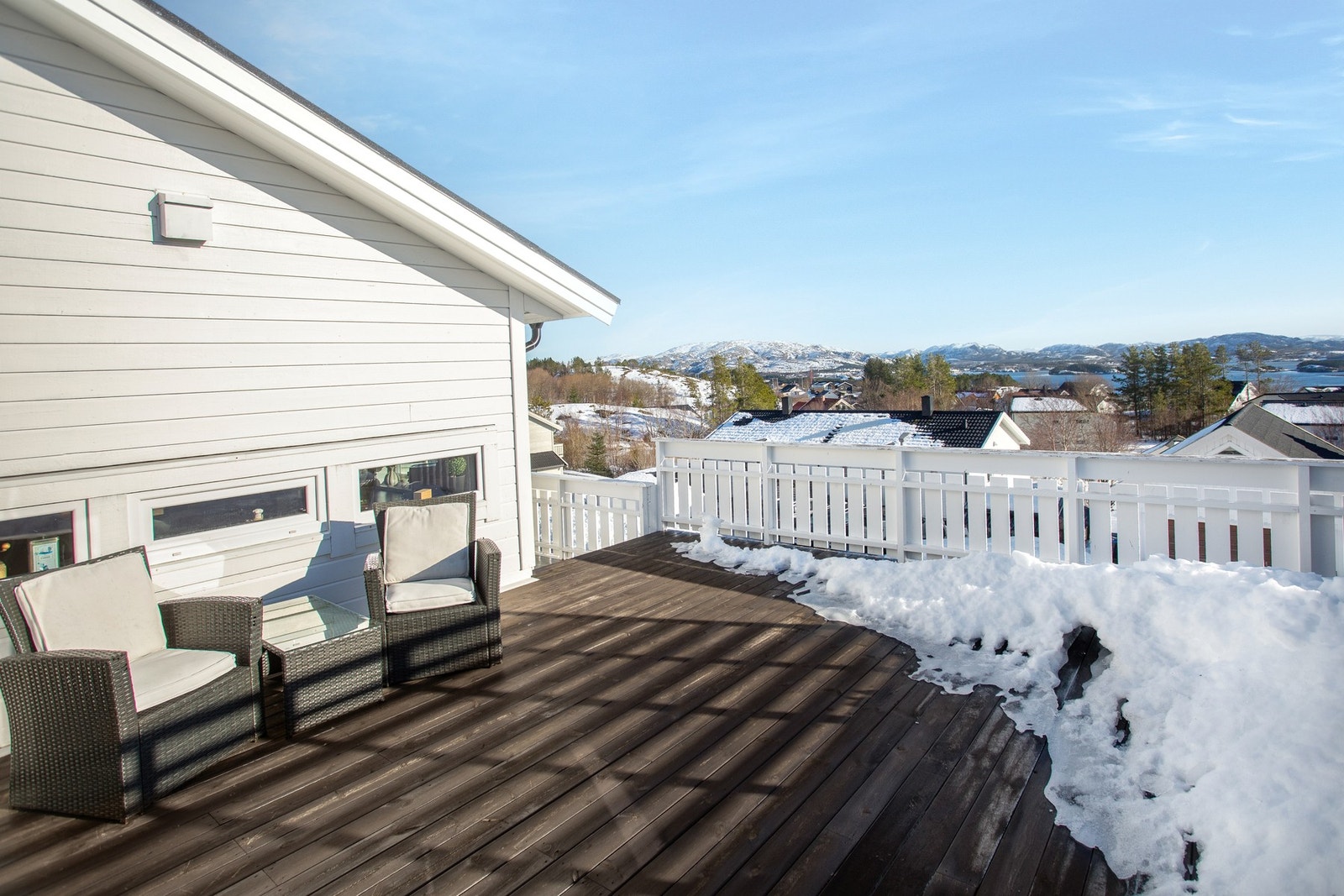 Den romslige terrassen følger tre av huset sider Galleribilde