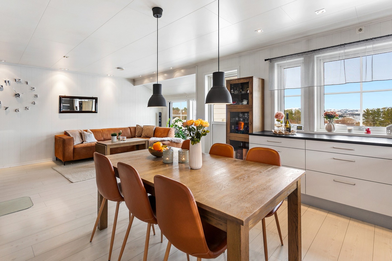 Det er montert downlights som sørger for god grunnbelysning Galleribilde