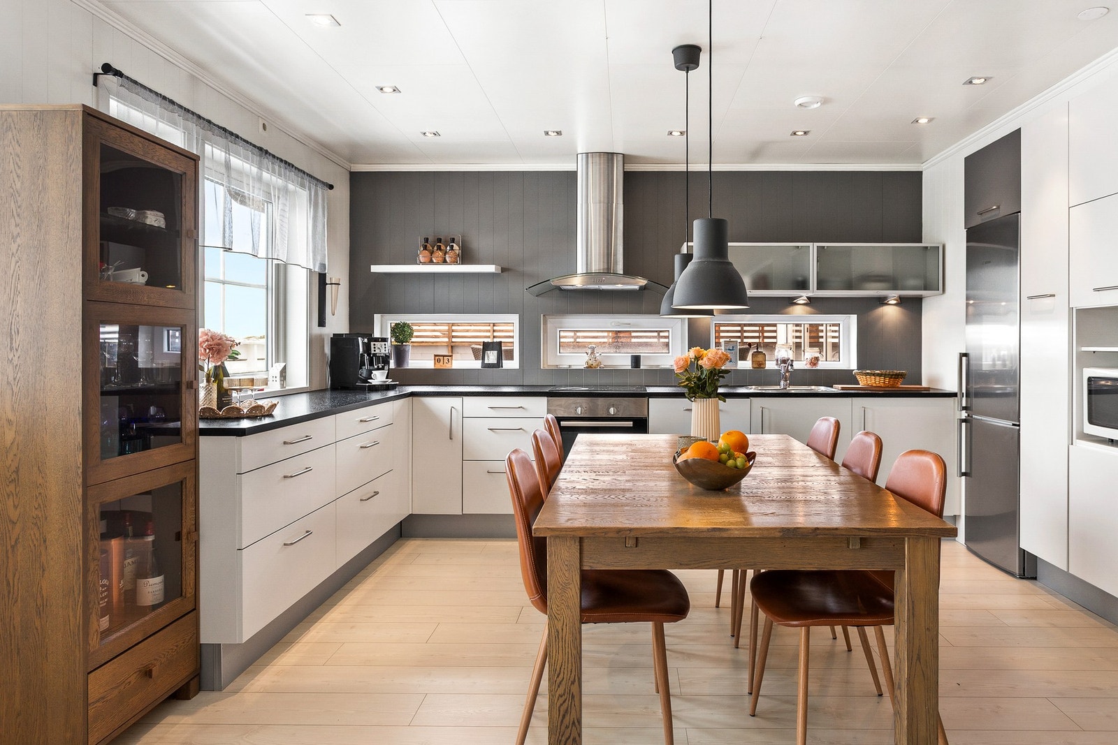 Moderne kjøkkeninnredning med integrert stekeovn ,platetopp og oppvaskmaskin, samt avsatt plass for kjøleskap. Galleribilde