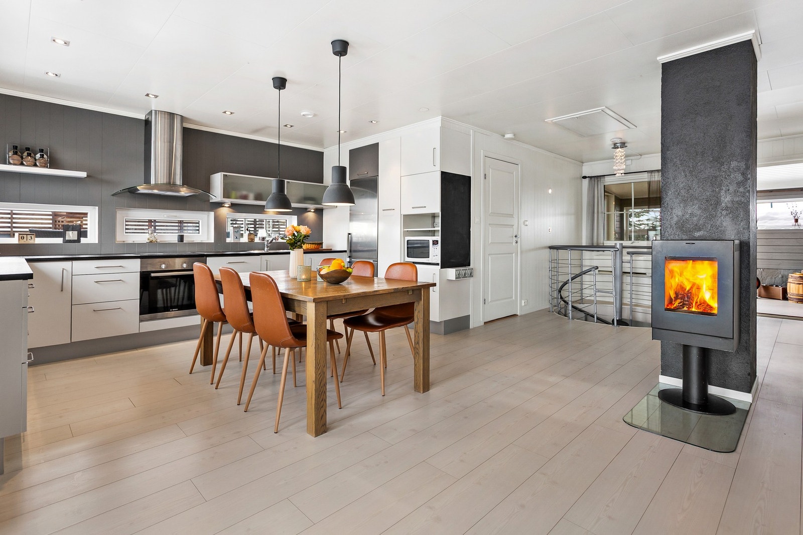 Stilren og innholdsrik vertikaldelt tomannsbolig med 4 soverom og generøst terrasseområde! Galleribilde