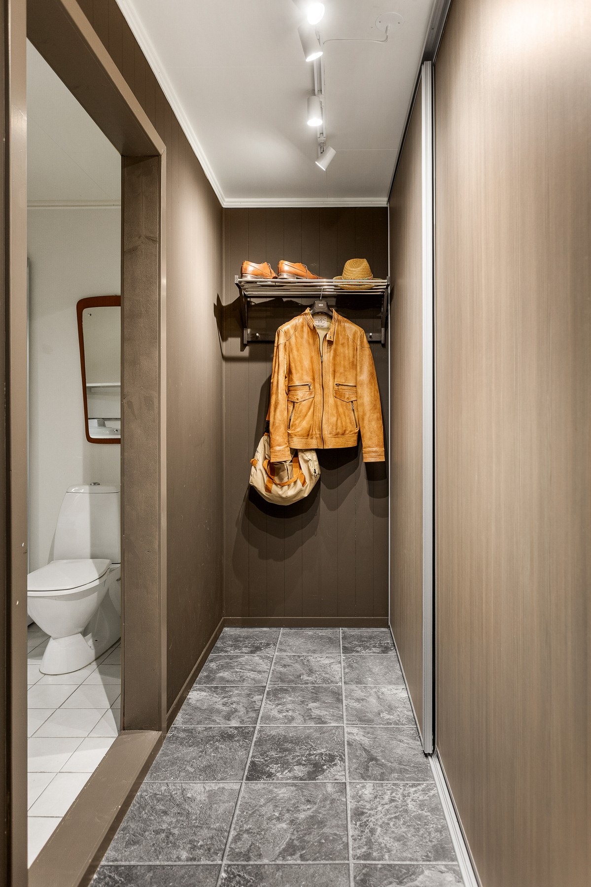 Gang med skyvedørsgarderobe. Galleribilde