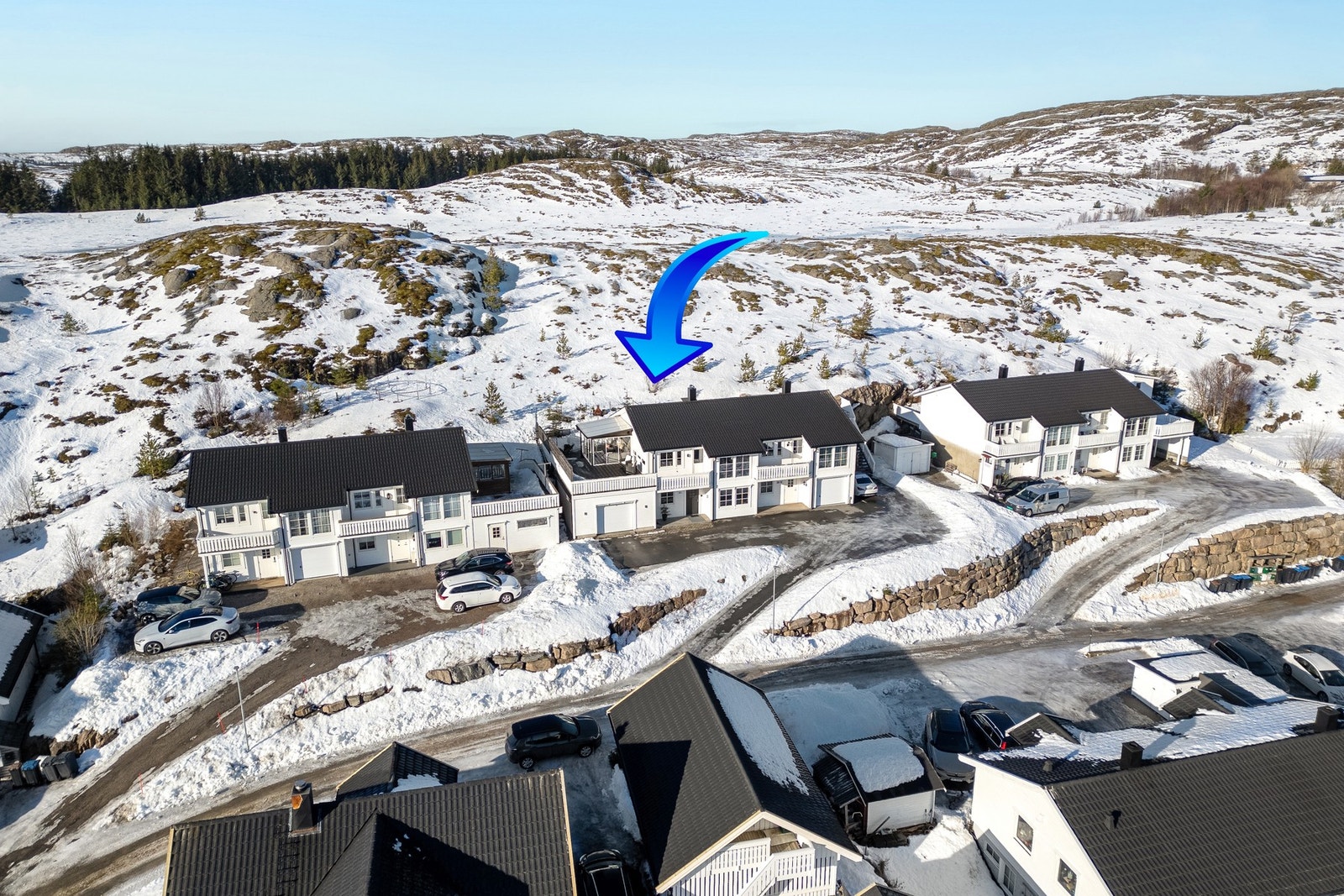 Eiendommen har en høy beliggenhet med asfaltert gårdsplass utenfor. Galleribilde