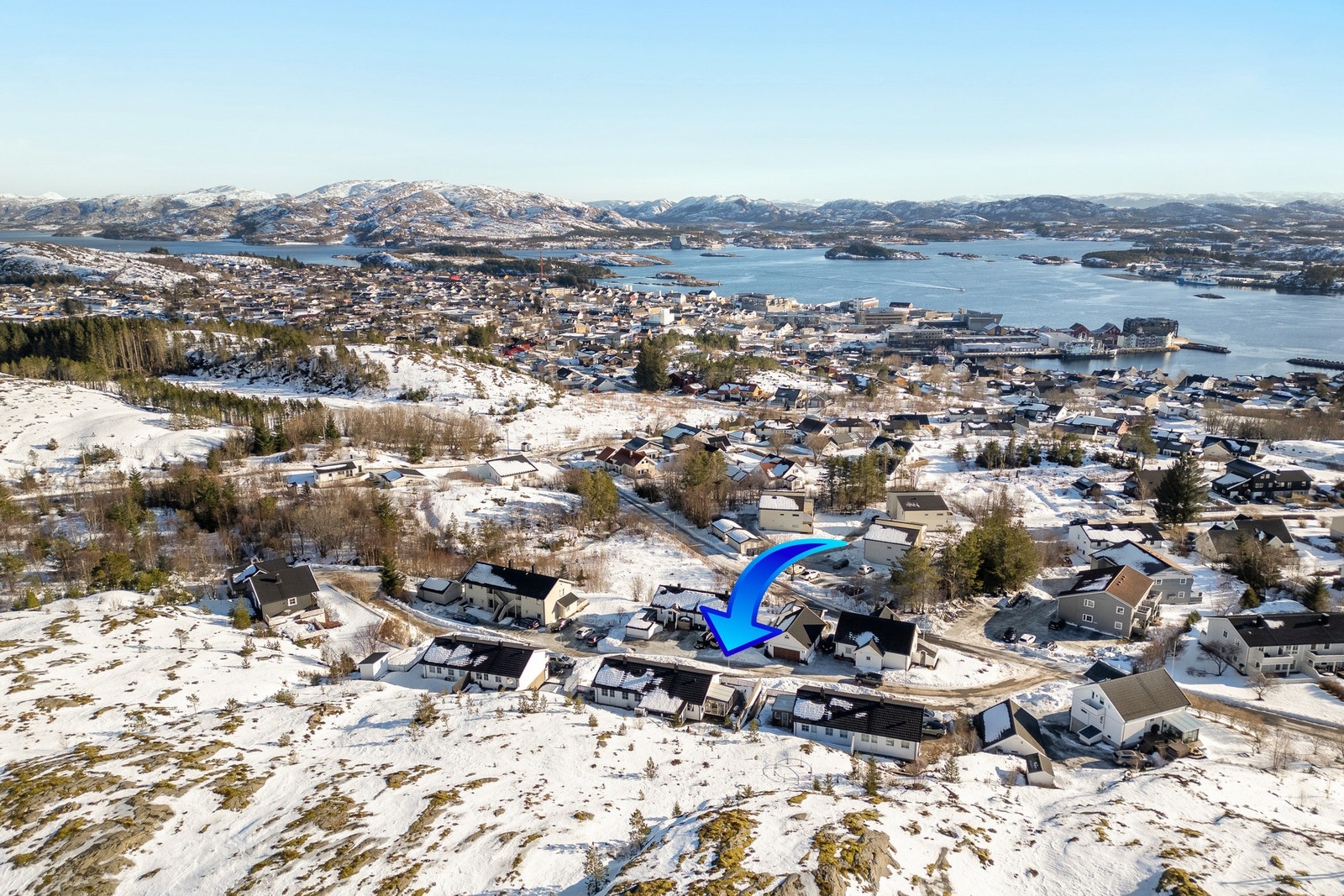 Eiendommen ligger i et attraktivt og familievennlig boligområde i ytterkant av Rørvik sentrum. Det er kort vei til skole, barnehager, matbutikker, kjøpesenter og restauranter. Galleribilde