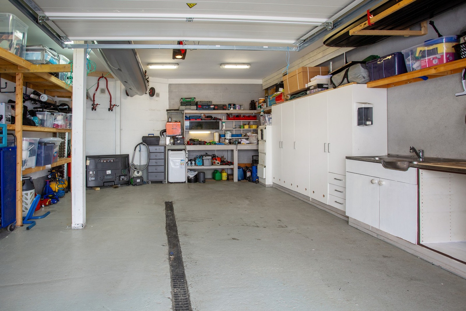 Garasjen er praktisk med god plass til oppbevaringsløsninger. Galleribilde