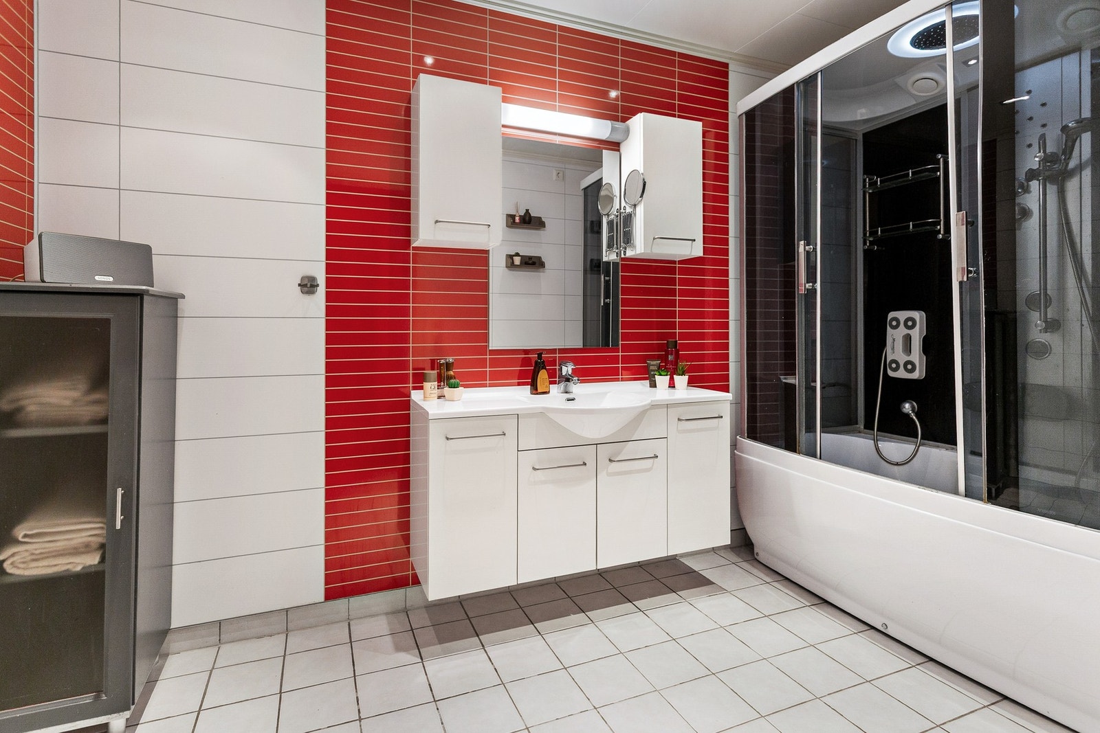 Bad utstyrt med servantskap, toalett og dusjkabinett Galleribilde