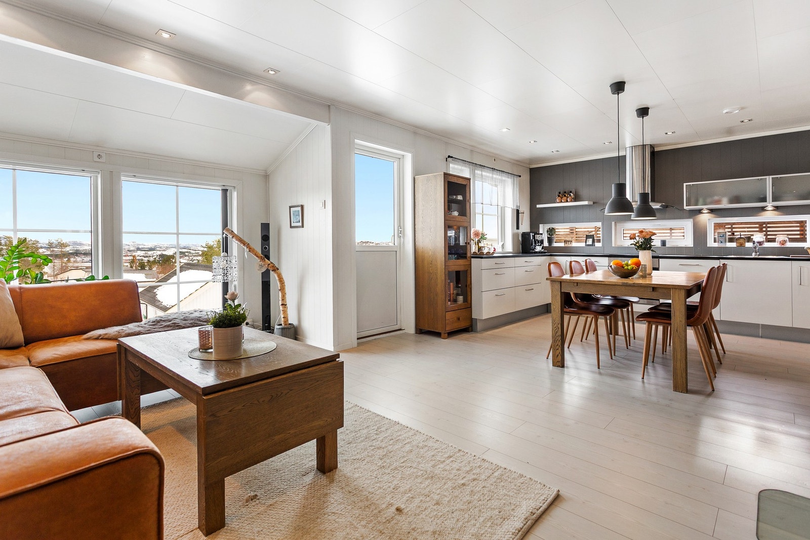 Fra stuene er det utgang til terrasse Galleribilde