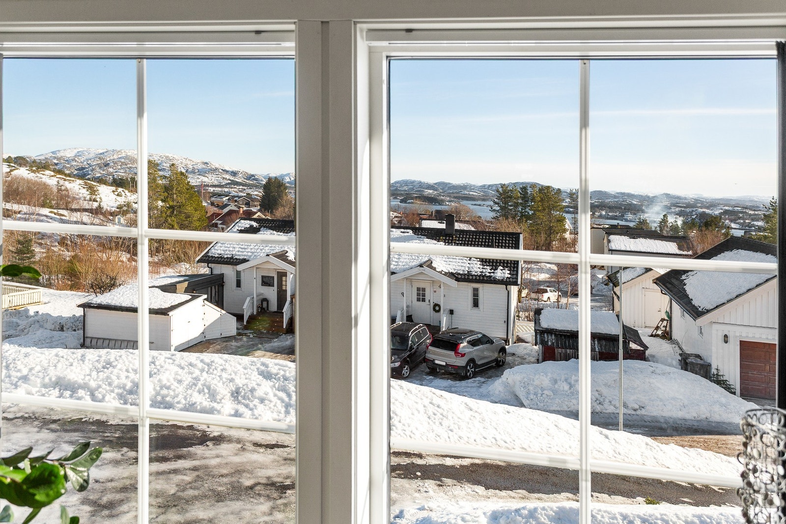 Fra stuen er det utsikt til sjøen Galleribilde