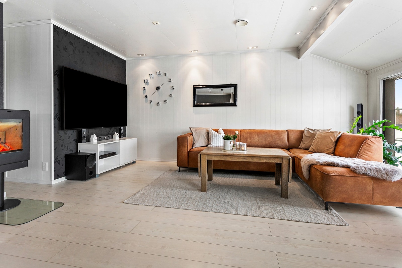 Trivelig stue med lyse farge- og materialvalg Galleribilde