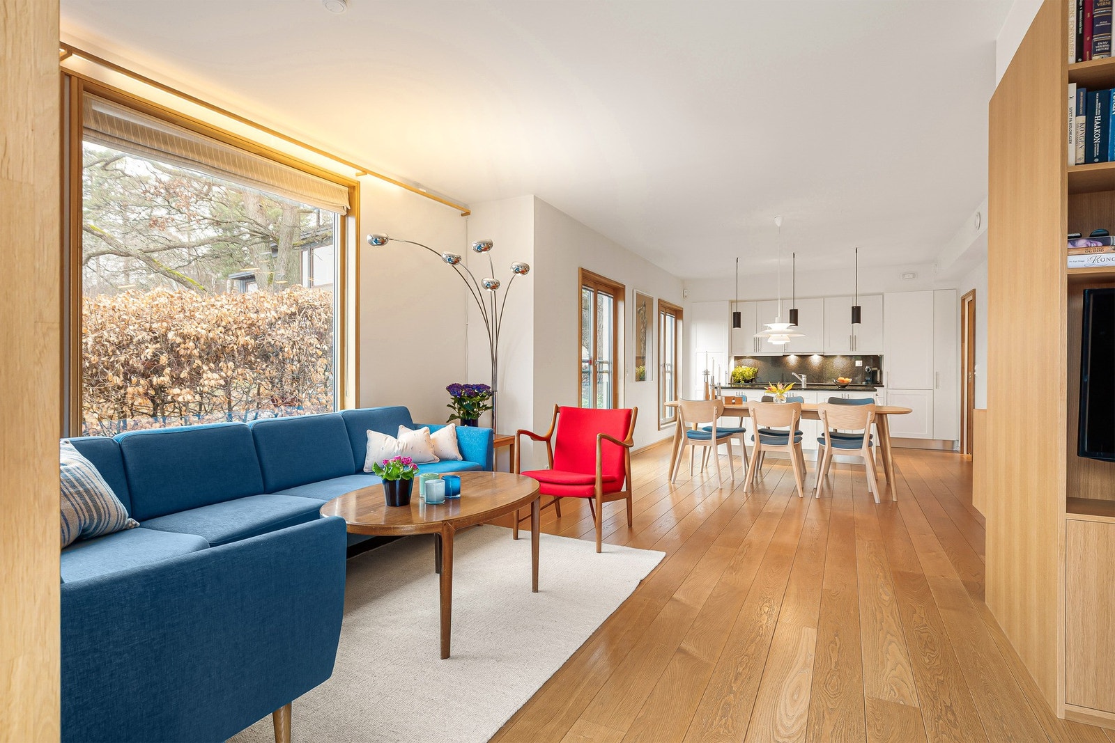 Store vindusflater gjør hovedetasjen lys og luftig Galleribilde