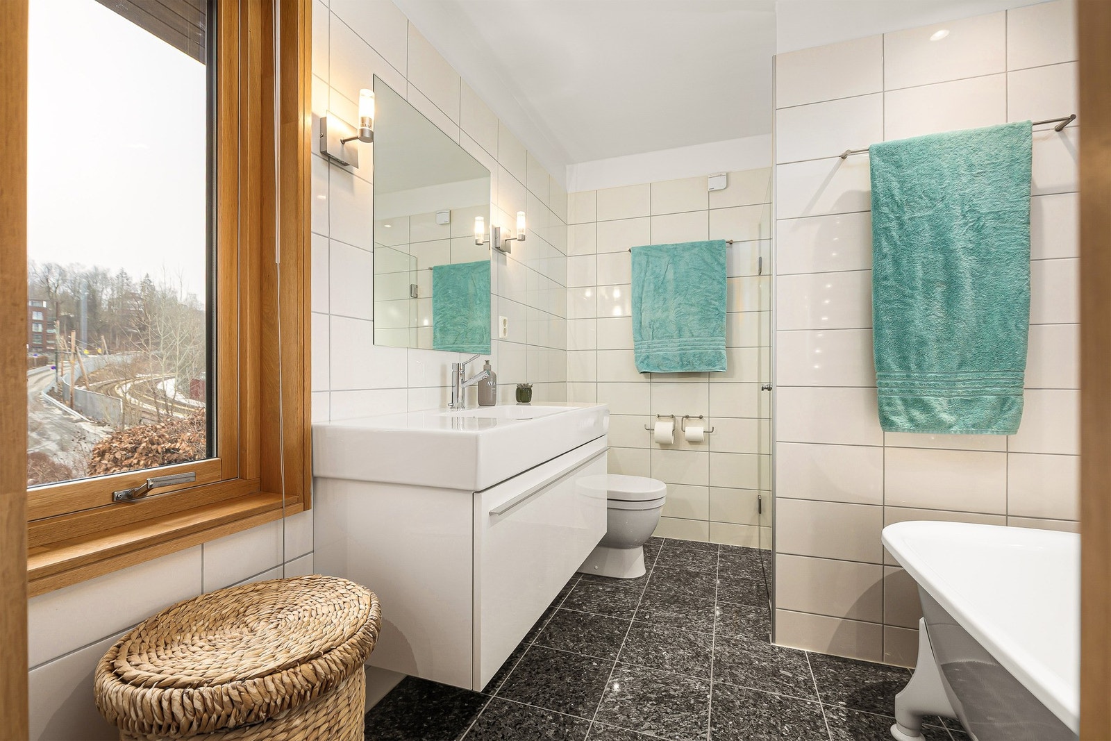 Romslig flislagt bad i tilknytning til hovedsoverommet Galleribilde