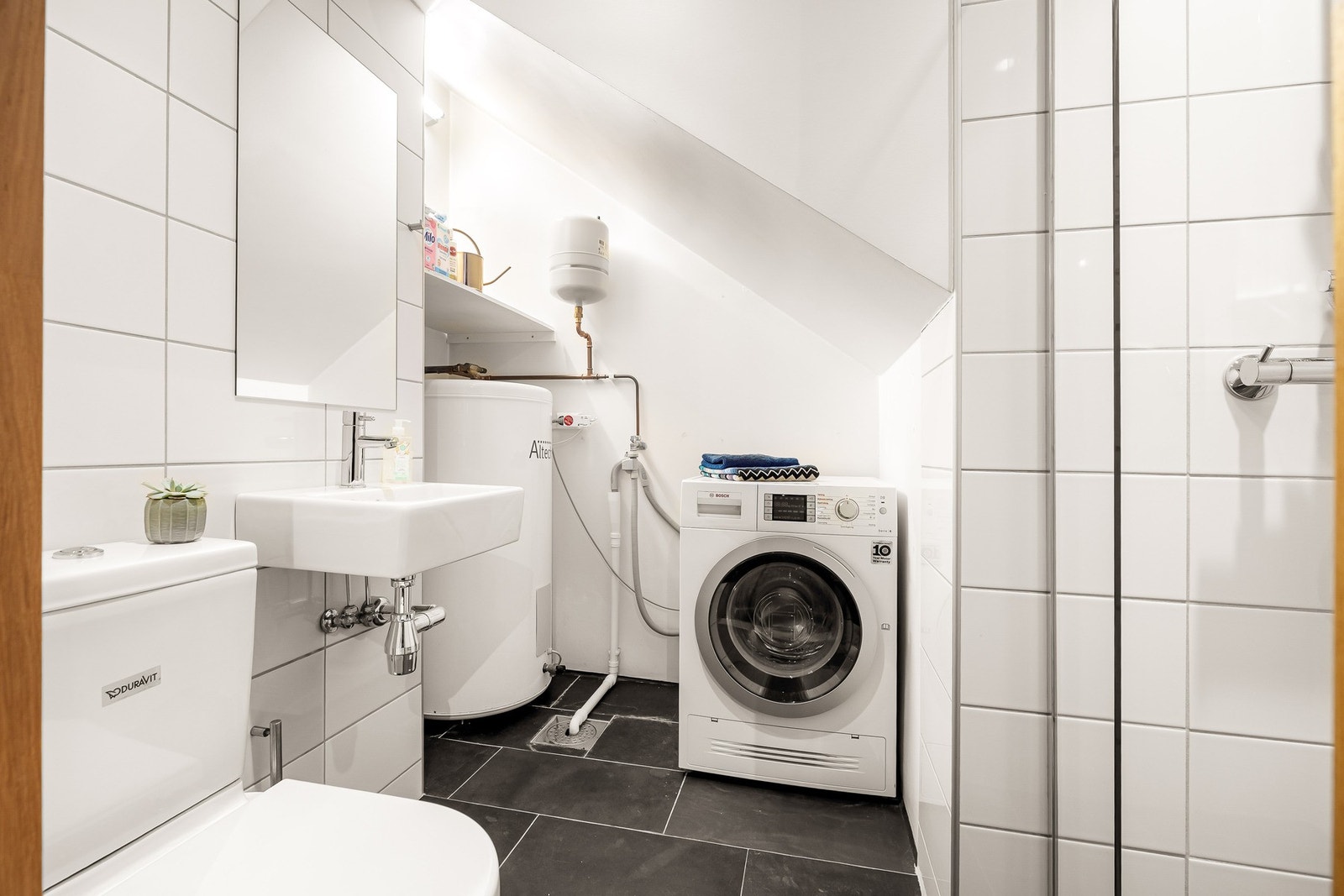 Bad/vaskerom i underetasjen Galleribilde