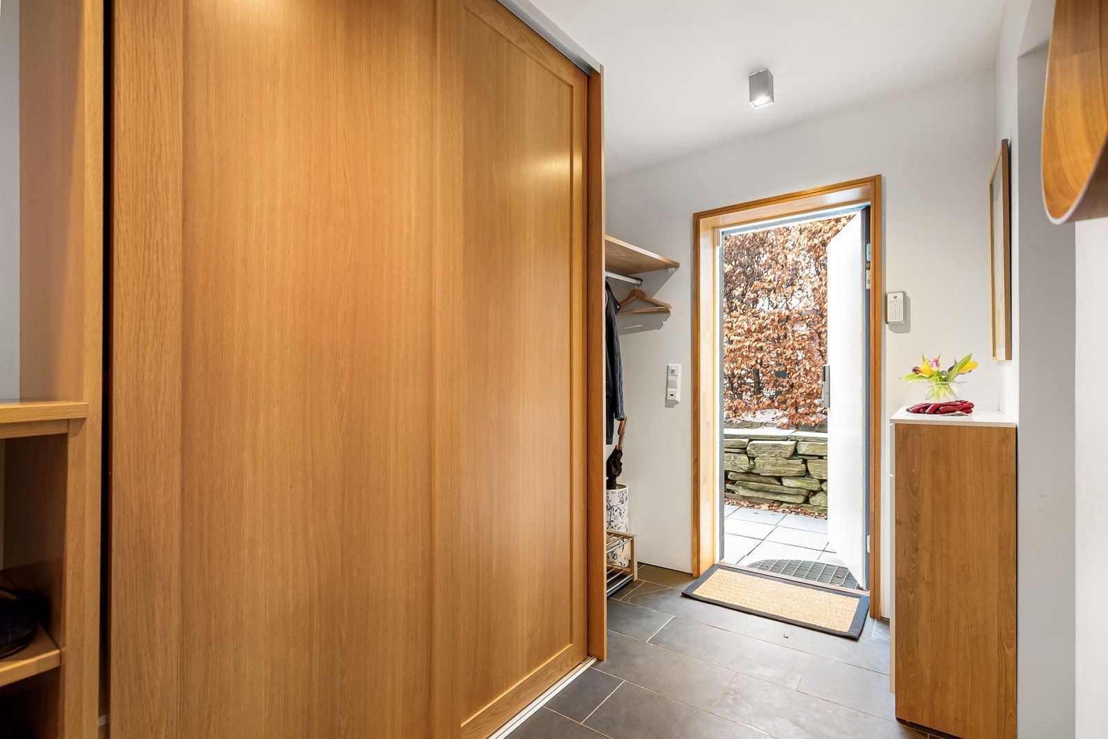 Entré med god plass til oppbevaring Galleribilde