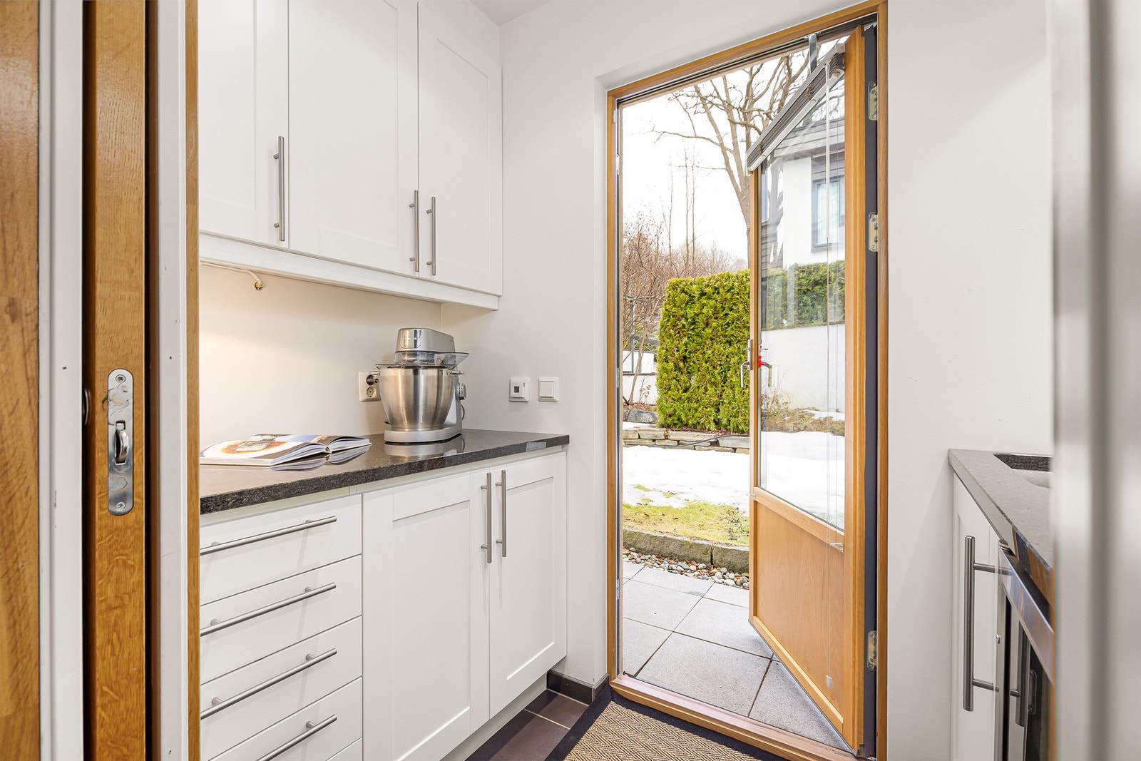 Grovkjøkken med utgang Galleribilde