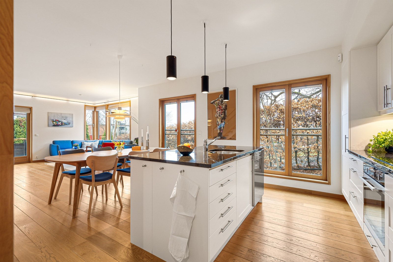 Luftig med store vindusflater og takhøyde opptil 2,62 meter Galleribilde