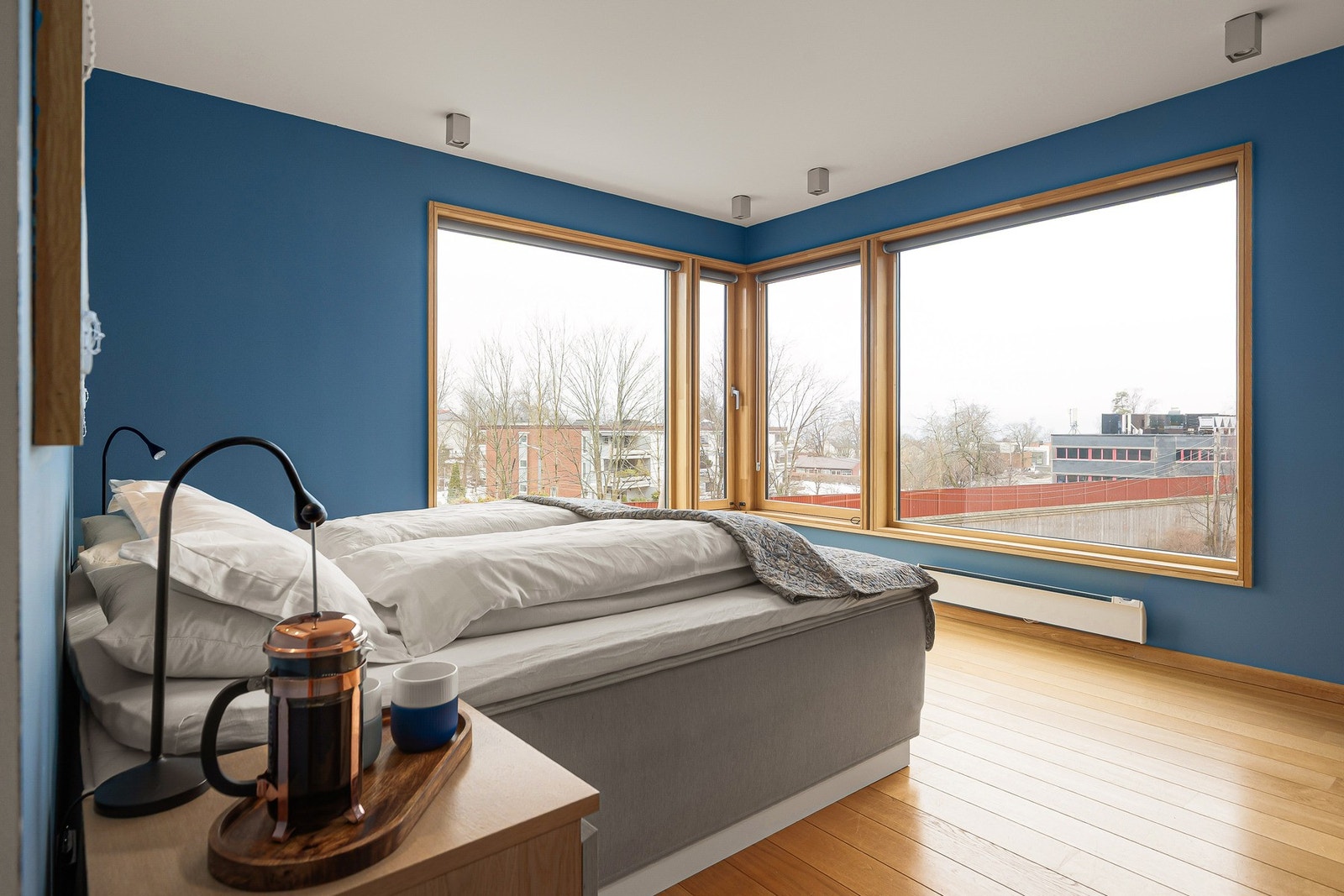 Stor masteravdeling med romslig hovedsoverom, walk-in og eget tilhørende bad Galleribilde