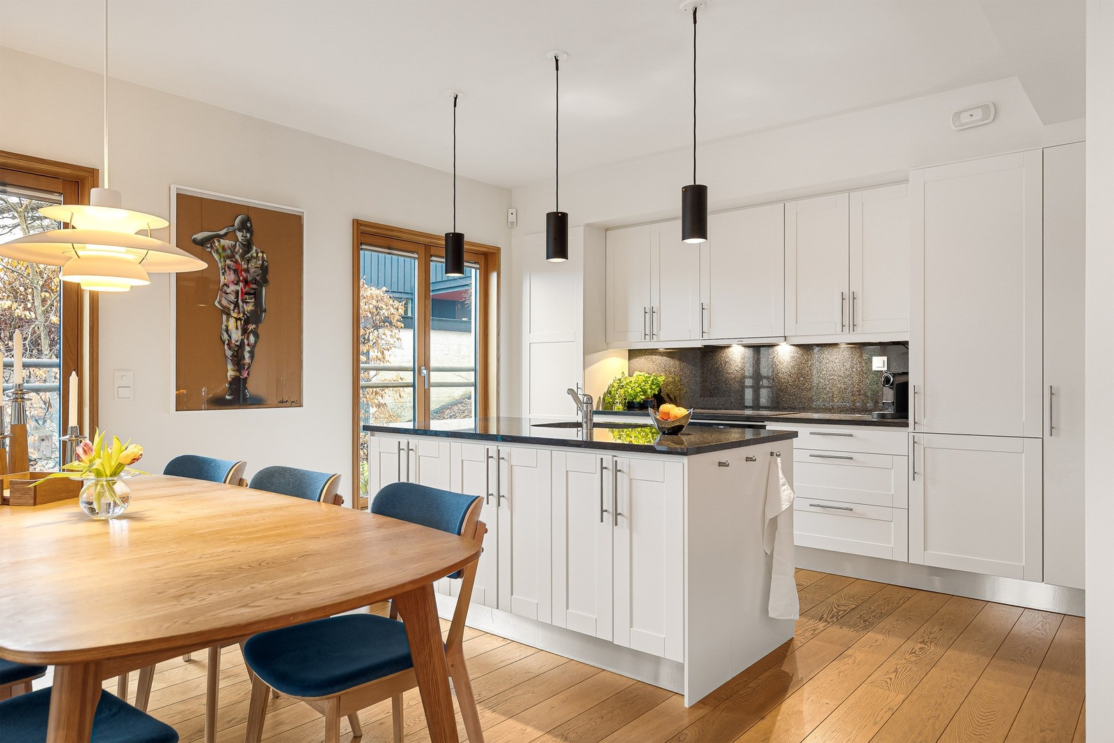 Integrerte hvitevarer består av stekeovn (ny i 2021), oppvaskmaskin og kjøl-/fryseskap samt toppmontert keramisk koketopp og integrert avtrekksvifte i overskap Galleribilde