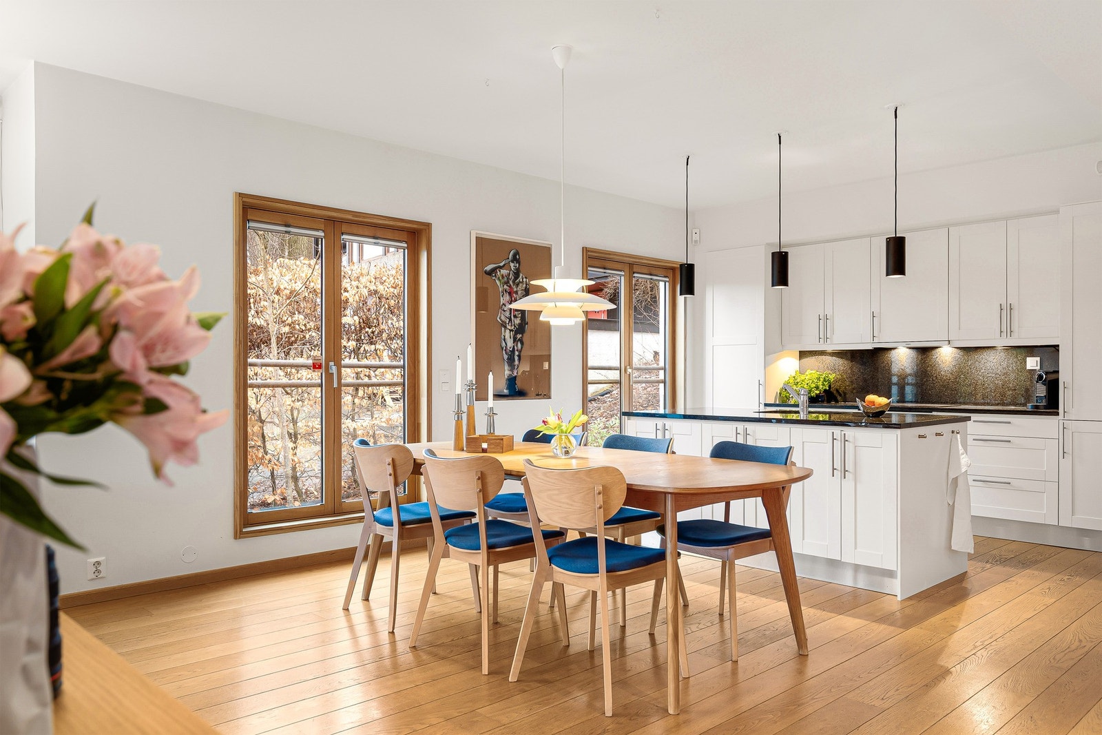 Romslig kjøkken med tidsmessig innredning med praktisk kjøkkenøy Galleribilde