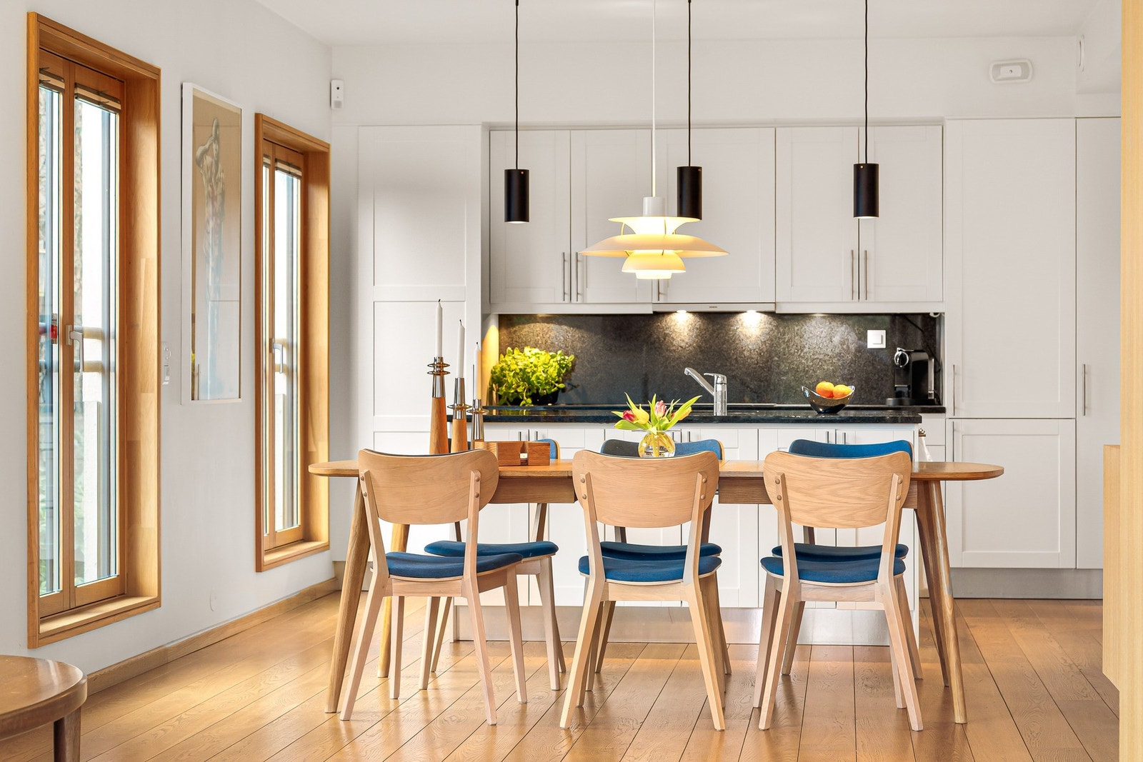 Pen innredning med hvite fyllingsfronter og benkeplate i granitt Galleribilde