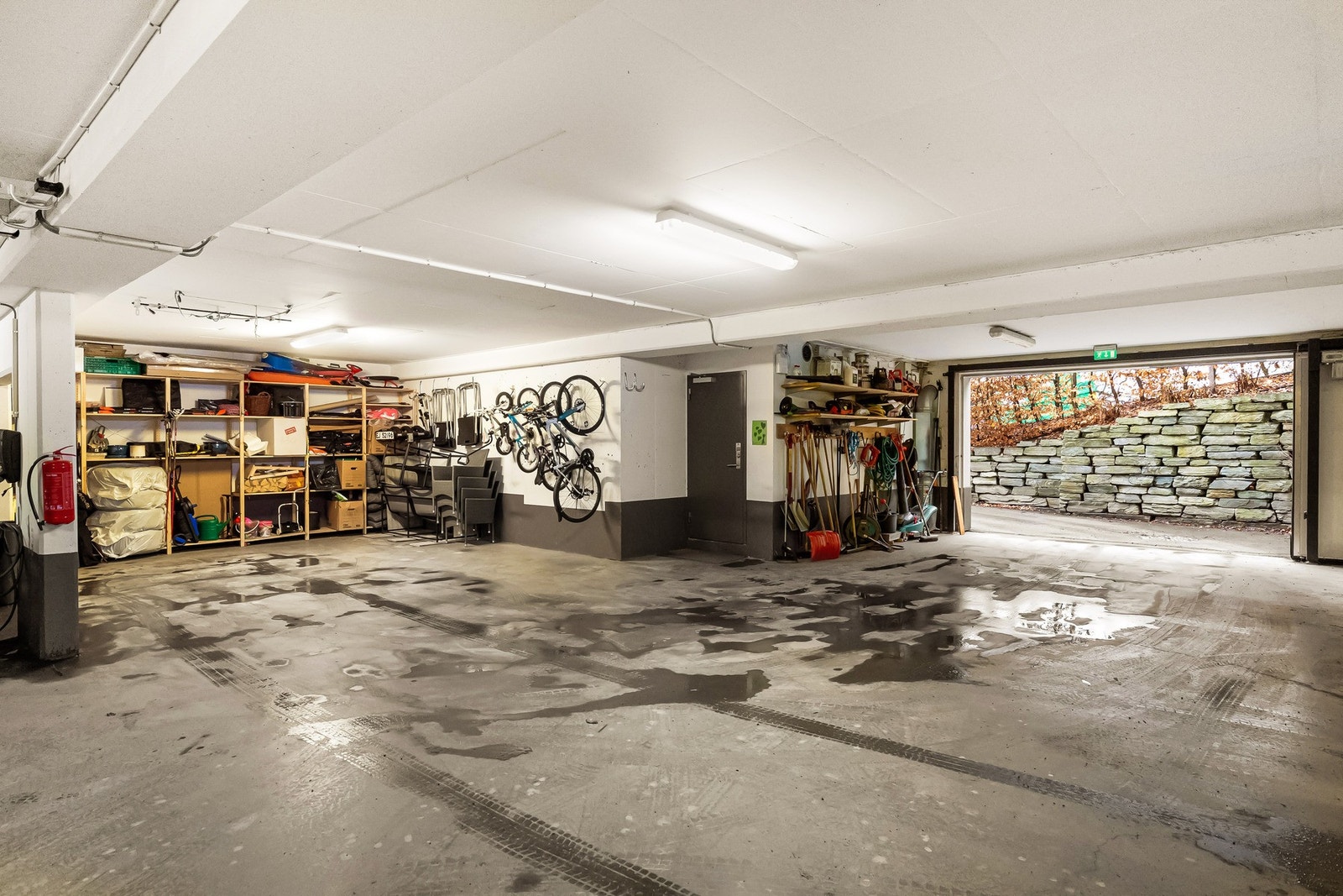 Direkte adkomst til garasjeanlegg med to parkeringsplasser. Elbil-lader montert Galleribilde