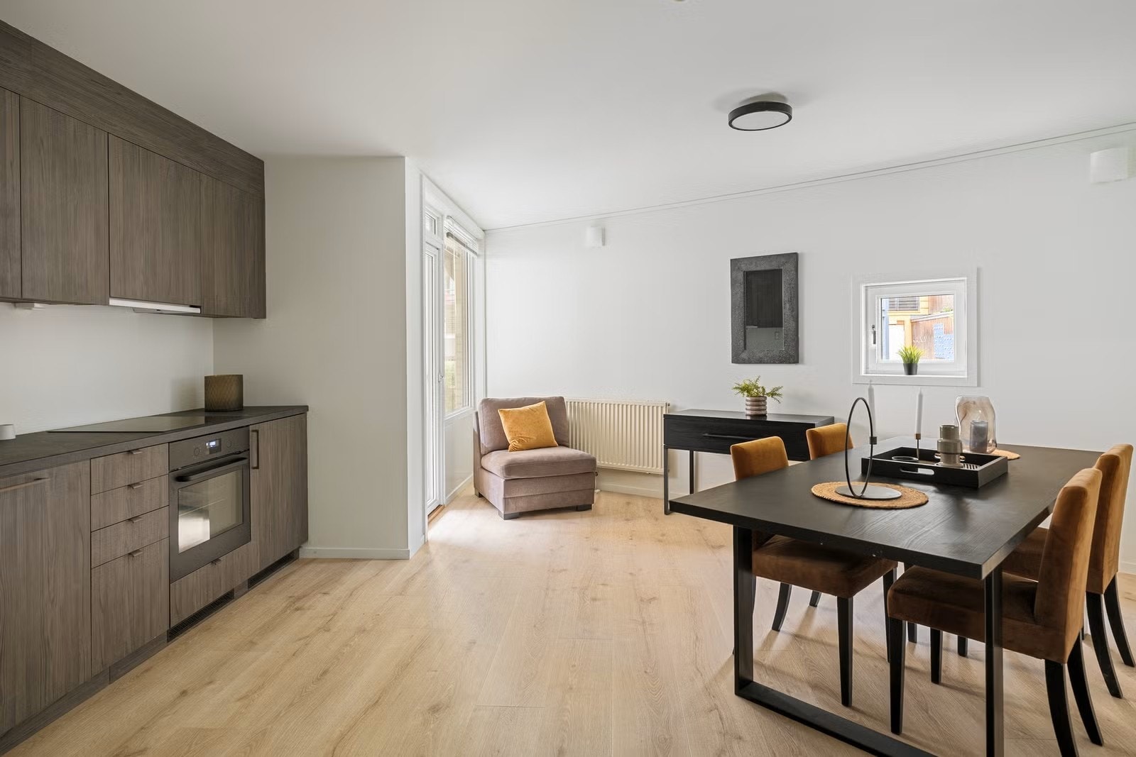 Flott felles allrom med kjøkken, spiseplass og utgang til felles balkong på hele 10 kvm. Galleribilde