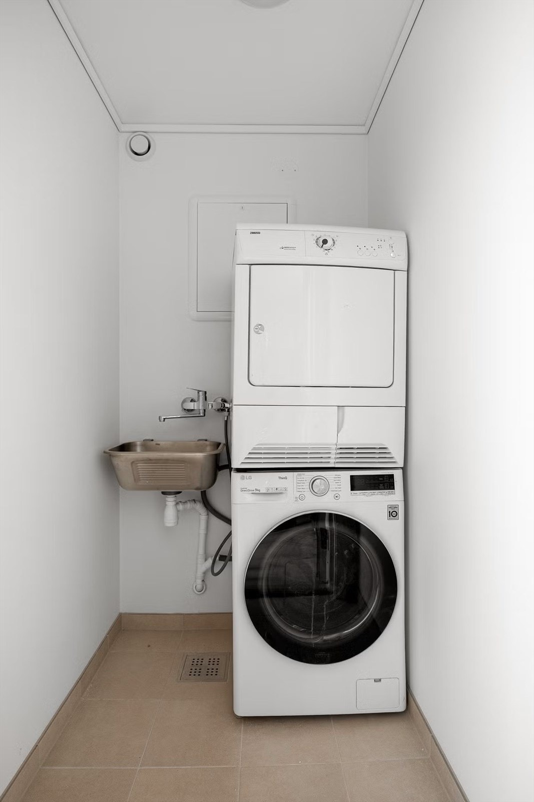 Felles vaskerom med opplegg for vaskemaskin og tørketrommel. Galleribilde