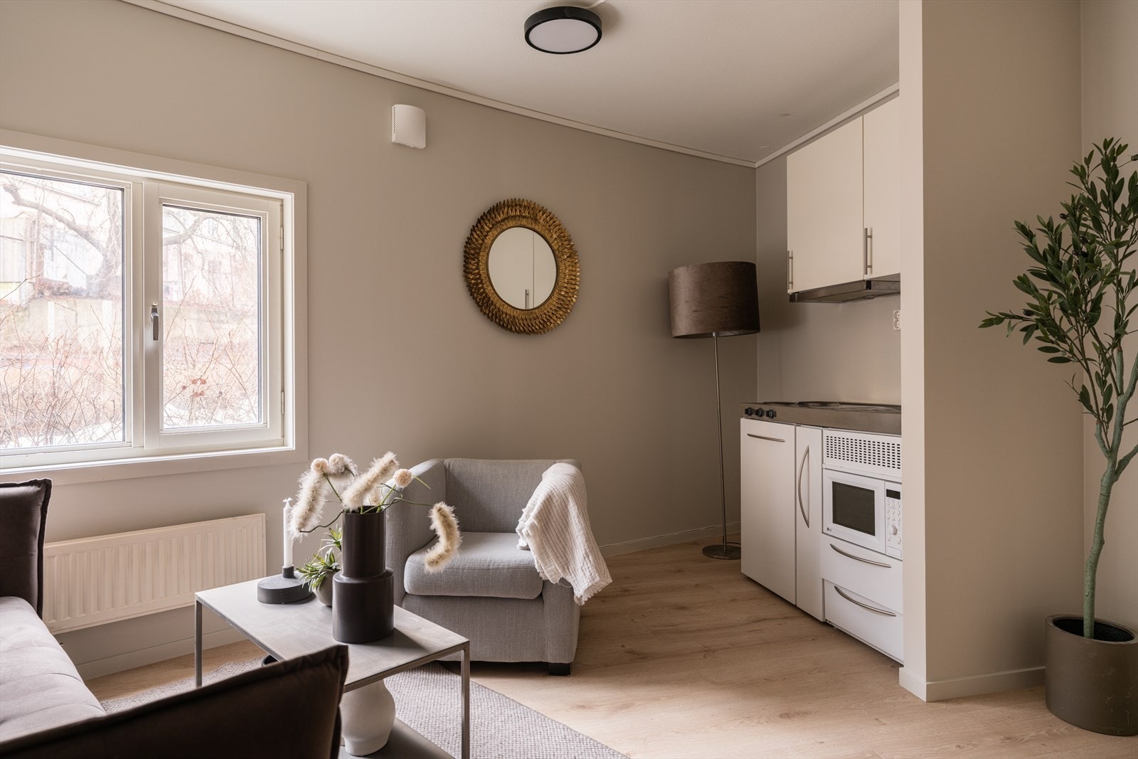 Den åpne stueløsningen har en smart kjøkkenmodul som utnytter plassen effektivt. Galleribilde