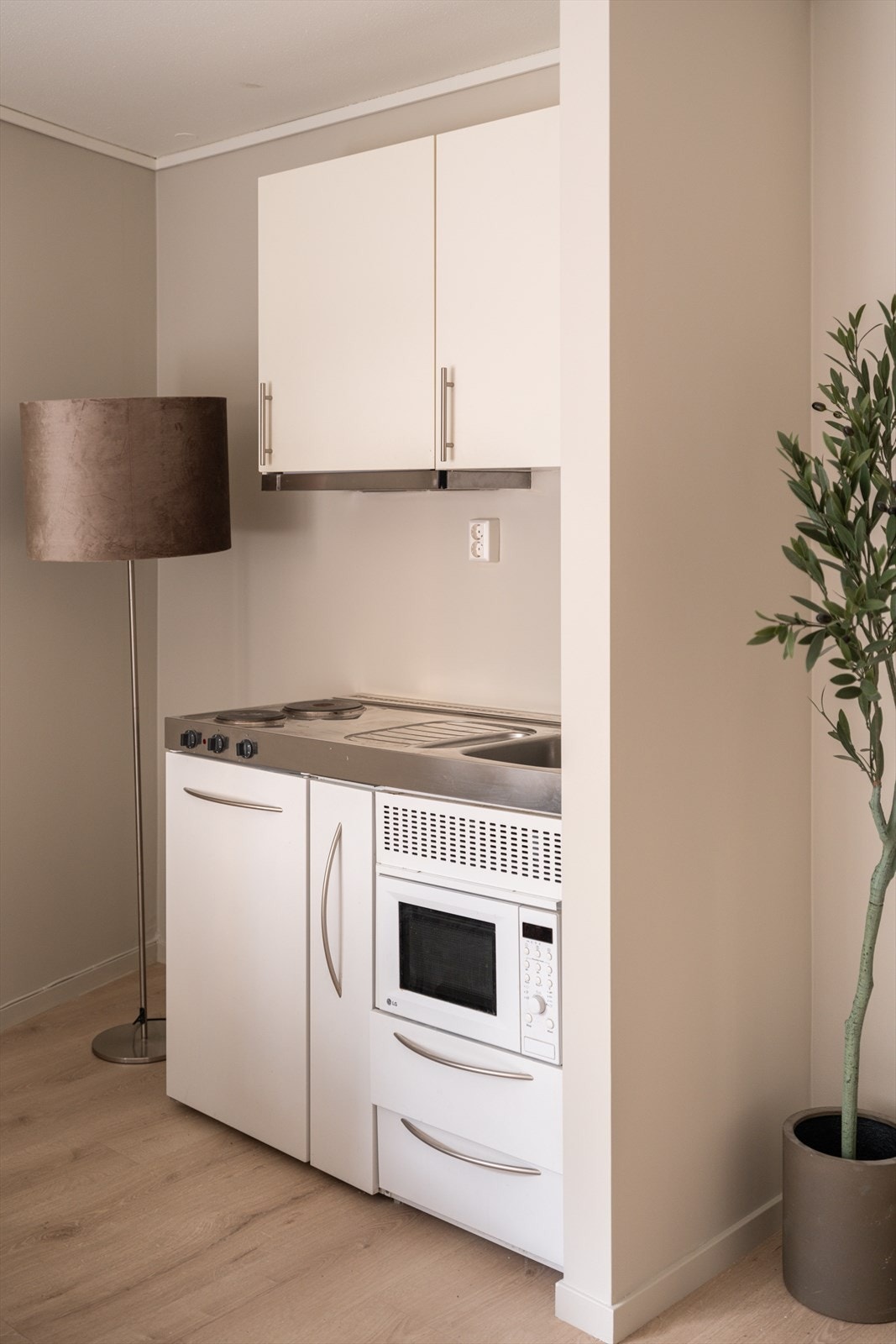 Det er integrert kjøleskap i modulen og det er kokesone med 2 kokeplater. Galleribilde